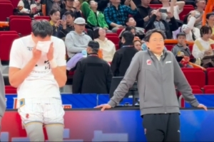 新球体育赛事直播-媒体人：周琦对上海赛前就曾滴眼药水擦眼睛 看上去眼睛不舒服